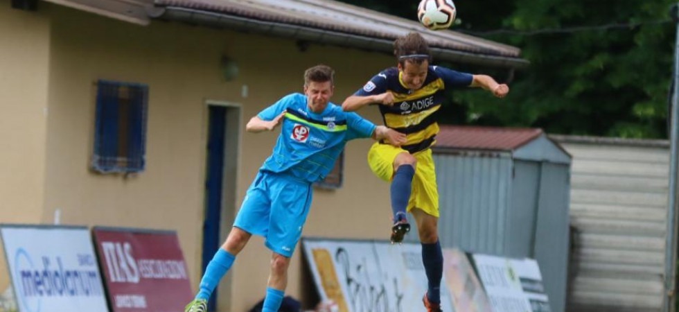L'esterno levicense Diego Diego De Nardi a contrasto con Philipp Piffrader (foto Federico Roat)